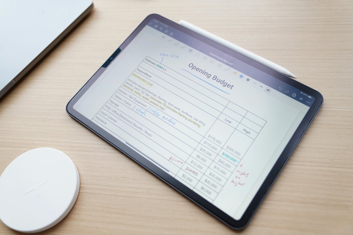 Surfplatta som visar ett digitalt budgetkalkylblad med en stylus på skärmen.